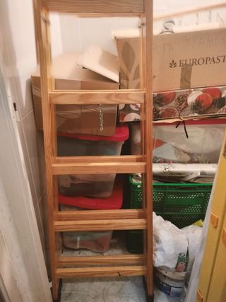 Escalera de madera robusta