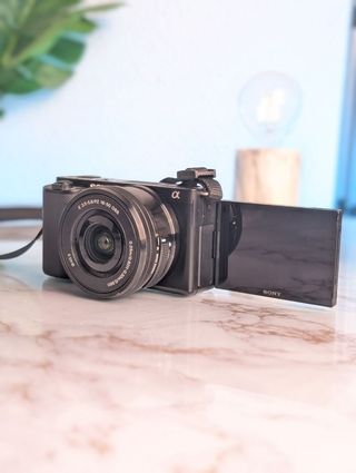 Sony ZV-E10 + Objetivo (SD 400gb) IMPOLUTA
