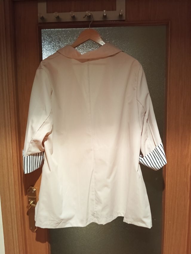 Blazer beige con detalles multicolor y pantalón