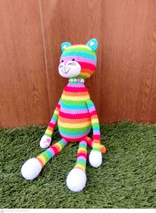 Amigurumi gato arcoíris hecho a mano.