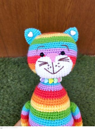 Amigurumi gato arcoíris hecho a mano.