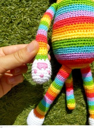 Amigurumi gato arcoíris hecho a mano.