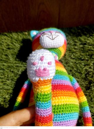Amigurumi gato arcoíris hecho a mano.
