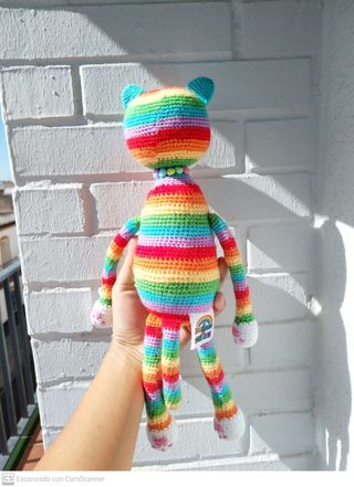 Amigurumi gato arcoíris hecho a mano.