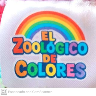 Amigurumi gato arcoíris hecho a mano.