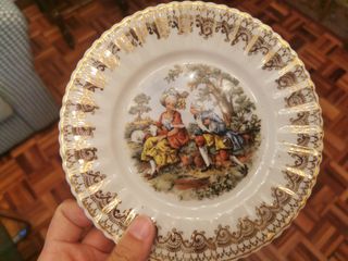 Precioso plato decorativo de porcelana