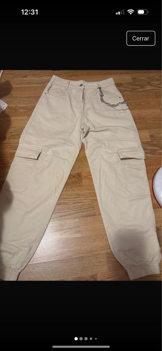 Pantalón cargo beige con cadena