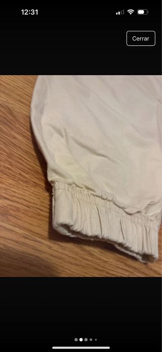 Pantalón cargo beige con cadena