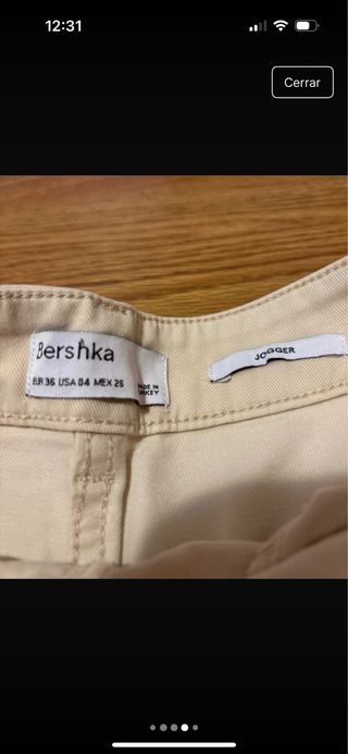 Pantalón cargo beige con cadena