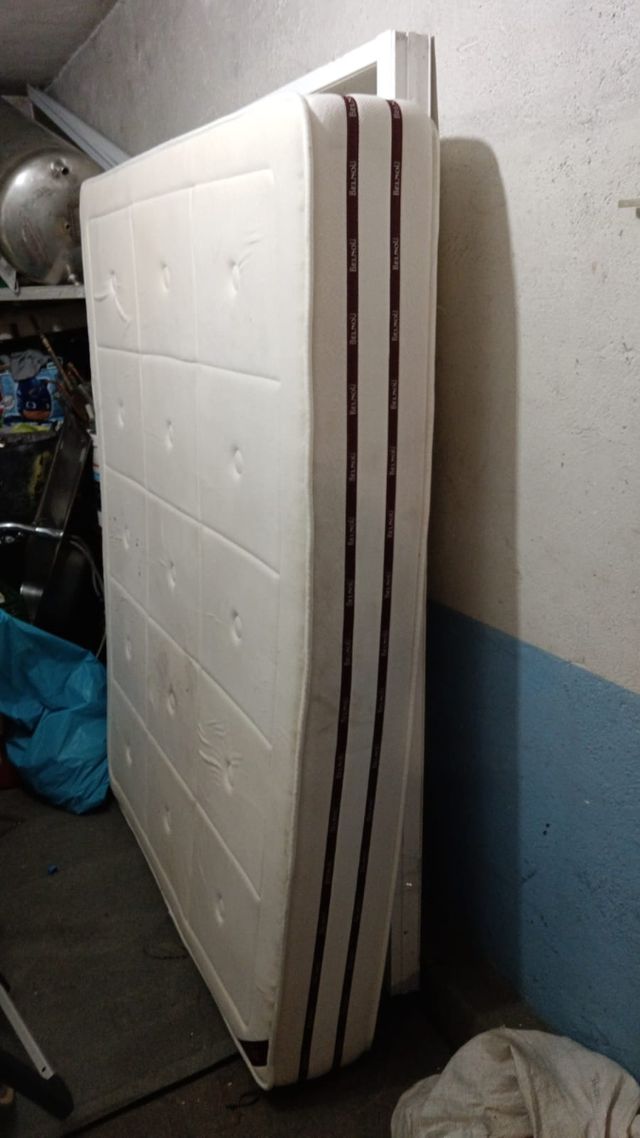 Cama de madera elegante