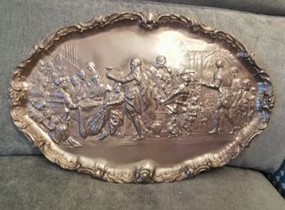 Bandeja decorativa de metal plateado