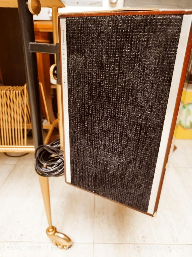 Mueble musica vintage con altavoces VANGUARD