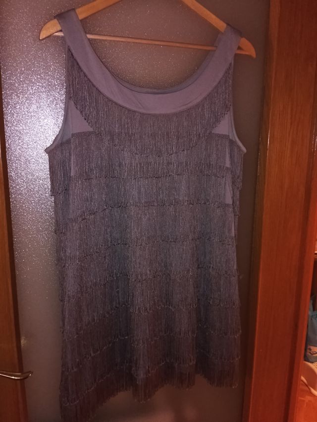 Vestido de fiesta con flecos gris