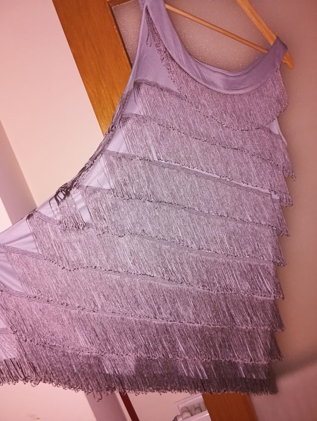Vestido de fiesta con flecos gris