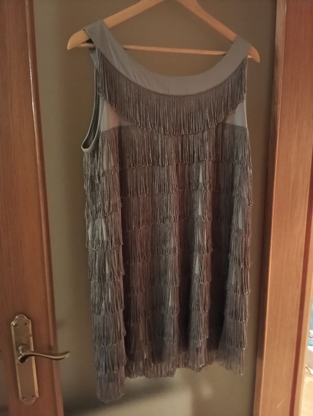 Vestido de fiesta con flecos gris