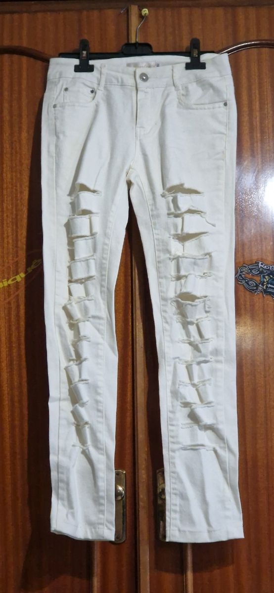 Pantalón blanco mujer roto