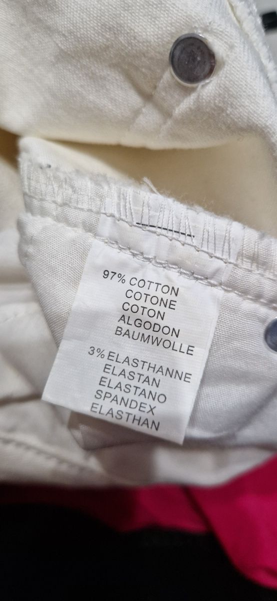 Pantalón blanco mujer roto