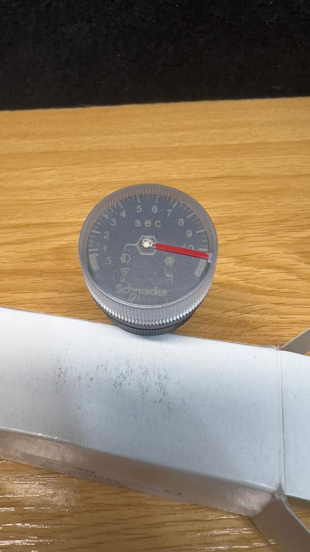 Temporizador Schneider 0.5-10s 24V CC Montaje Pane