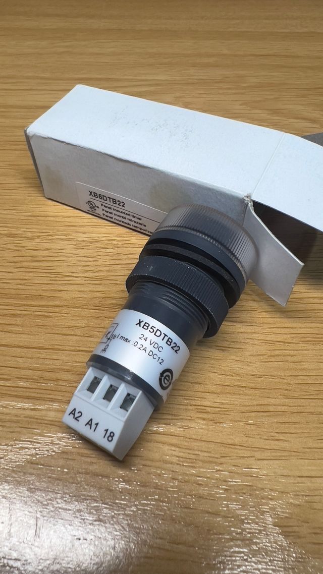 Temporizador Schneider 0.5-10s 24V CC Montaje Pane