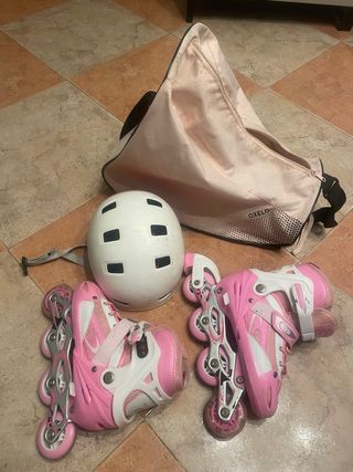 Patines en línea rosas y casco blanco