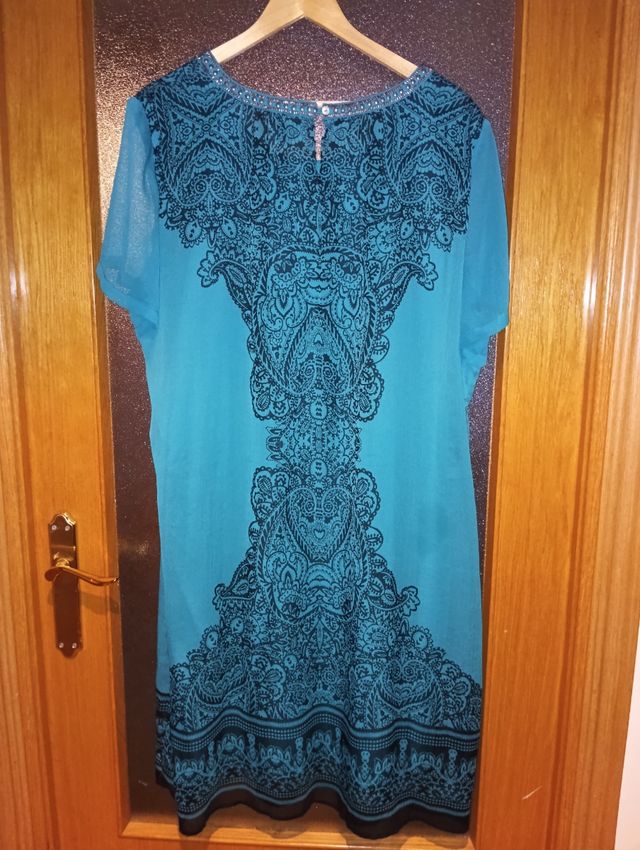 Vestido de verano azul con estampado