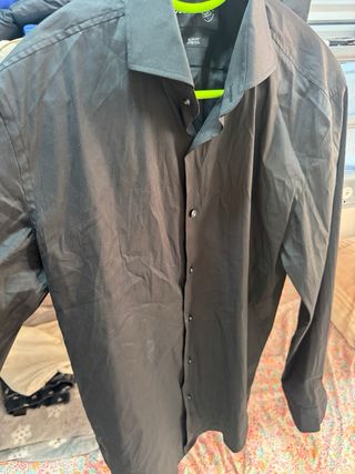Camisa Negra, esta nueva ( precio negociable )