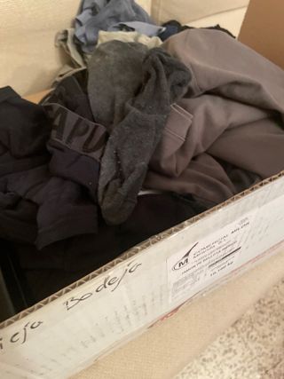 Ropa variada: negro y gris