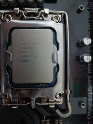 Pacchetto di scheda madre, processore e memorie RAM.
