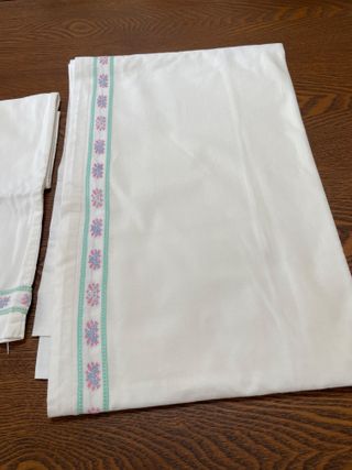 Sabana blanca con flores - cama 135