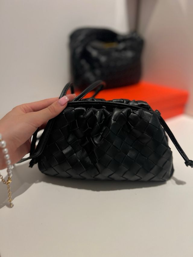 Bolso de piel negro tejido
tipo Bottega