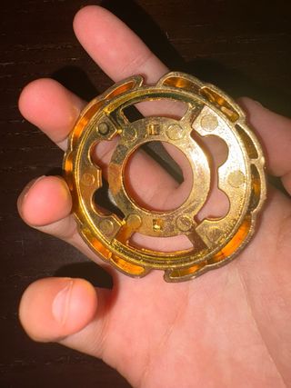 Cabezas de Beyblade dorada y plateada 