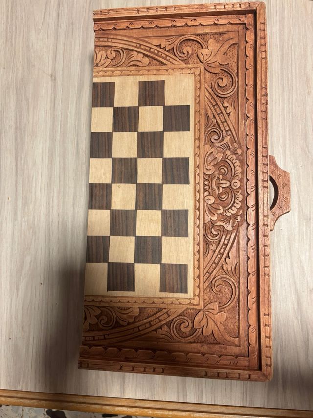 Tablero de Ajedrez Tallado a Mano
