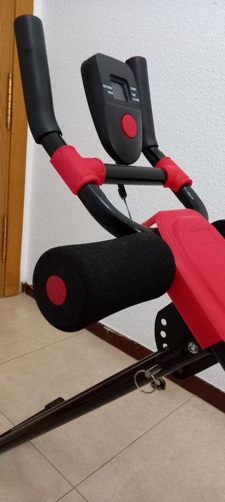 Banco de abdominales rojo y negro