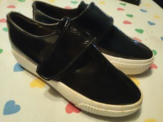 Zapatillas negras charol con velcro
