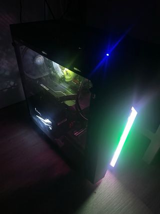 PC Gaming Aerocool con luces LED