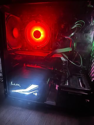 PC Gaming Aerocool con luces LED