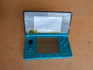 Nintendo 3DS Aqua Blue + Alimentatore + 2 Giochi
