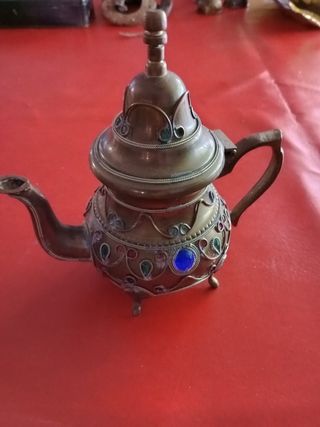 Tetera decorada con piedras