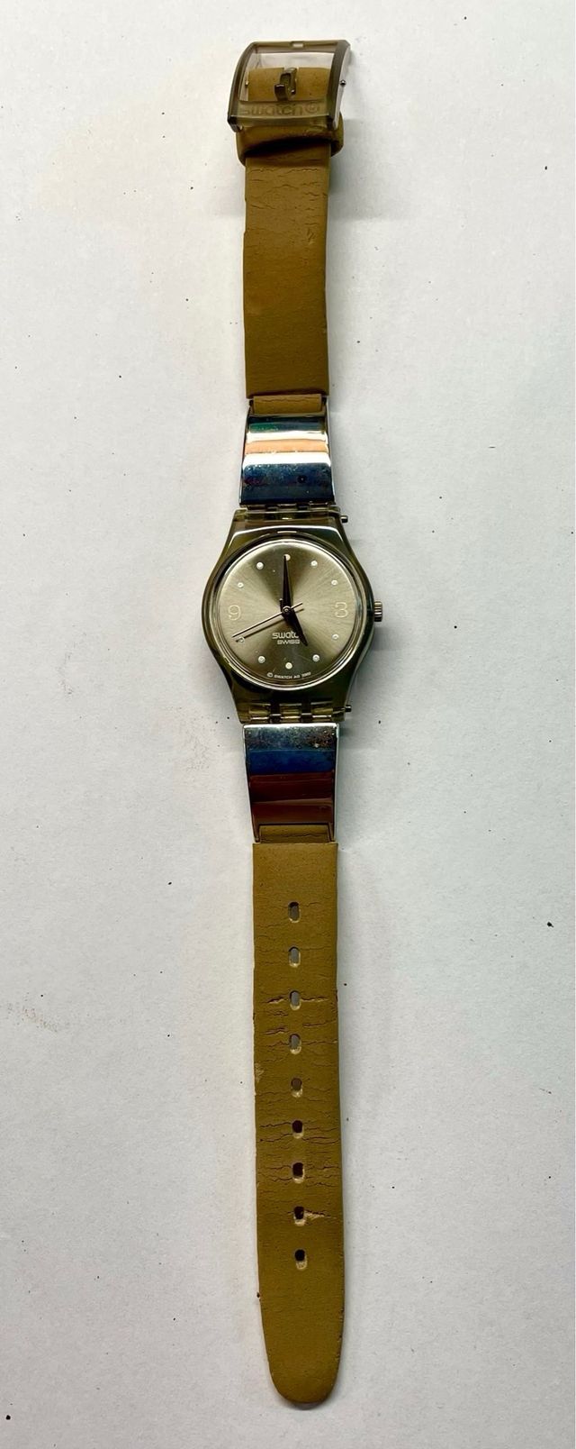 Reloj Swatch Plata y Beige. Para muñeca pequeña.