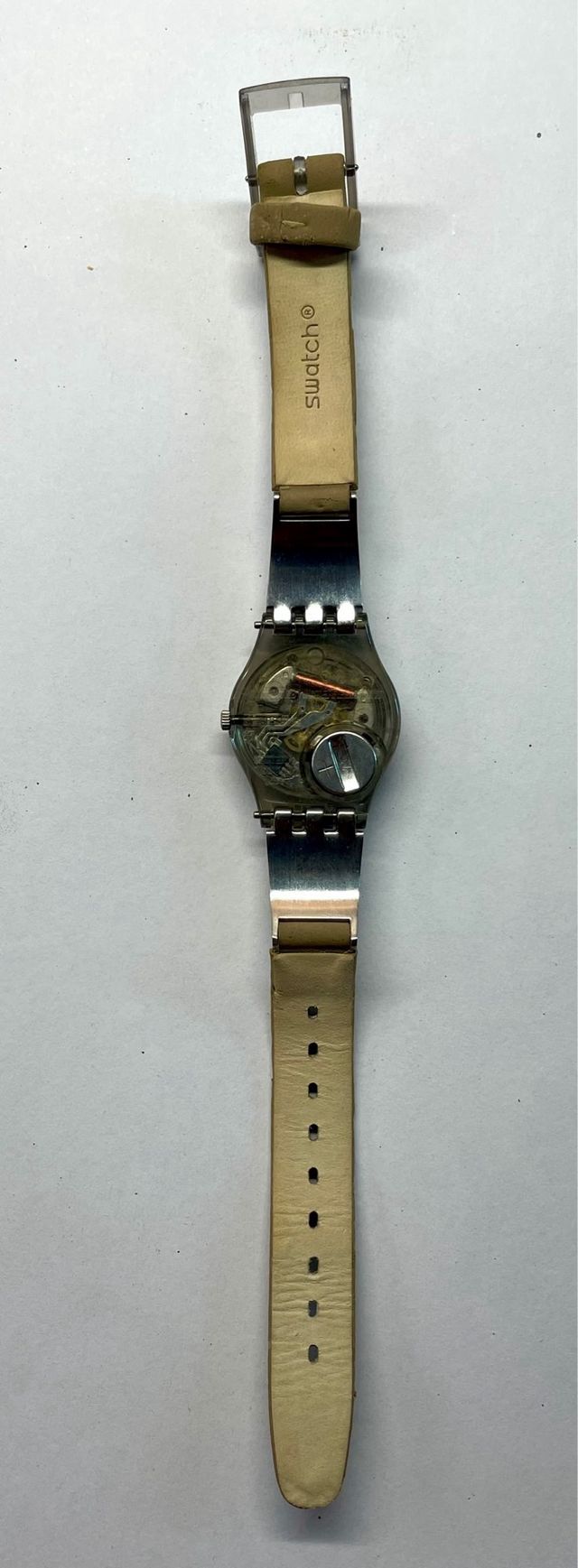 Reloj Swatch Plata y Beige. Para muñeca pequeña.