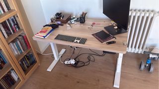 Mesa elevable de madera y metal