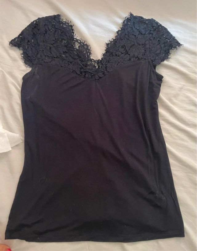 Camiseta negra con encaje