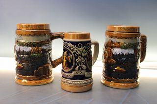 3 Jarras de cerveza en porcelana de Alemania y Japón.