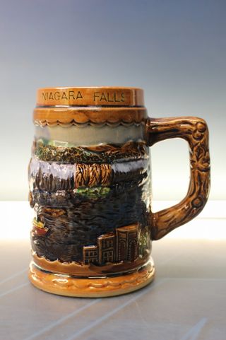 3 Jarras de cerveza en porcelana de Alemania y Japón.