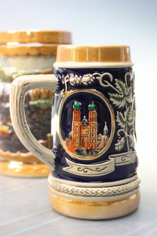 3 Jarras de cerveza en porcelana de Alemania y Japón.
