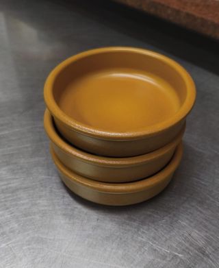 Cuenco de barro marrón y amarillo