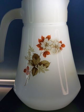 Jarra de opalina blanca con flores. Años 60.