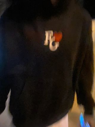 Sudadera negra y roja