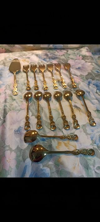 Cubertería de postre dorada