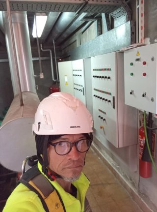 ELECTRICISTA · 20+ AÑOS DE EXPERIENCIA